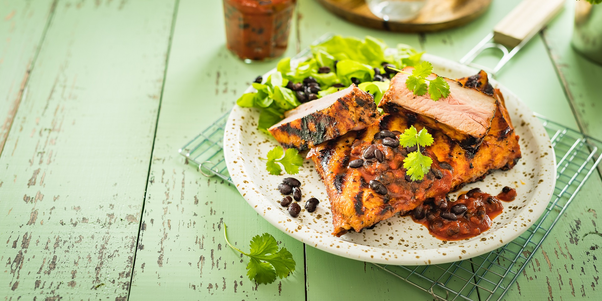 Grillowane żeberka z sosem barbecue z czarną fasolą
