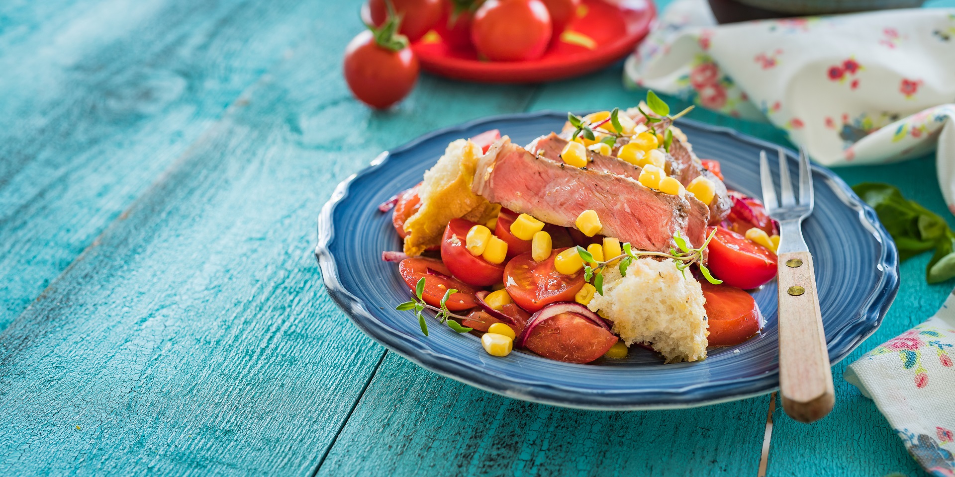 Włoska sałatka z pomidorów i chleba z kukurydzą i stekiem