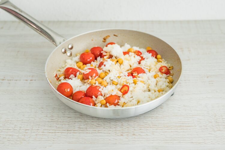 Ryż ze smażonymi pomidorami i cieciorką - Krok 4