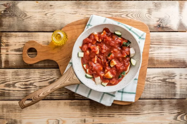 Cukinia w pomidorach z kurczakiem i ryÅ¼em - Krok 3