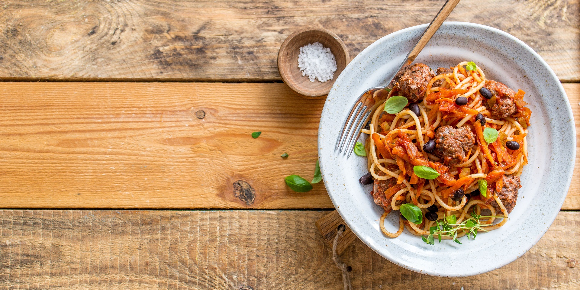Spaghetti z pulpecikami wołowymi, selerem naciowym, marchewką i czarną fasolą
