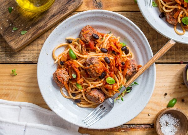 Spaghetti z pulpecikami wołowymi, selerem naciowym, marchewką i czarną fasolą