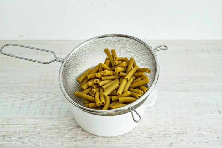 Żółte curry z dyni i kalafiora z makaronem z groszku i cukinii - Krok 1