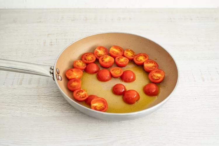 Frittata z makaronem warzywnym, pomidorami i ricottÄ… - Krok 2