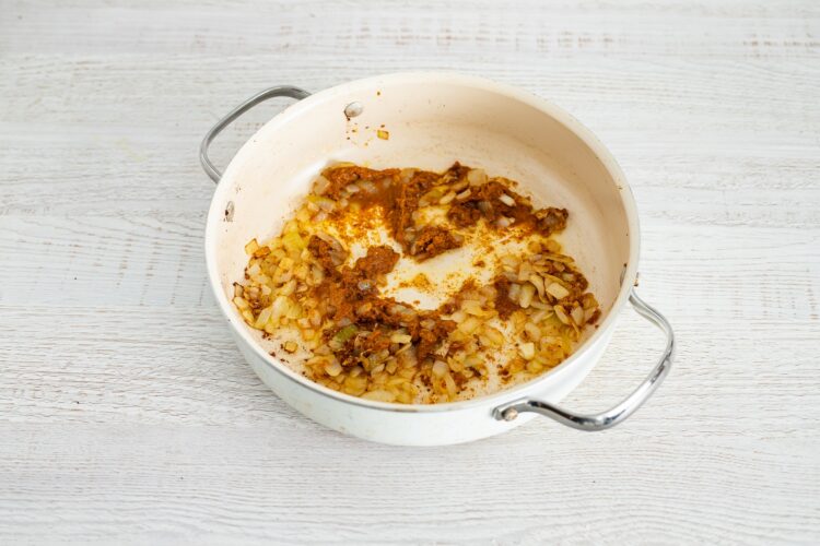 Żółte curry z dyni i kalafiora z makaronem z groszku i cukinii - Krok 3