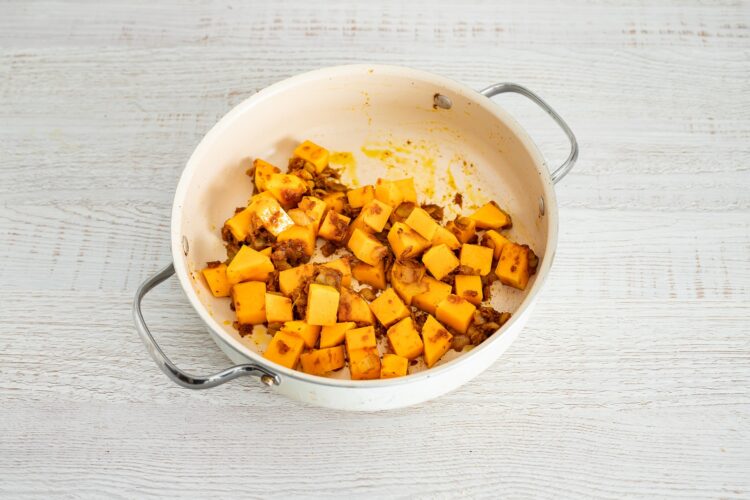 Żółte curry z dyni i kalafiora z makaronem z groszku i cukinii - Krok 5