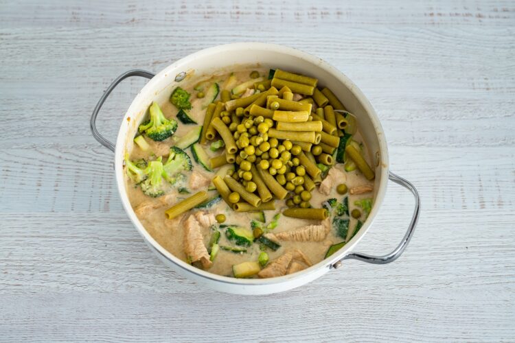 Tajskie curry z kurczakiem i makaronem z groszku i cukinii - Krok 5