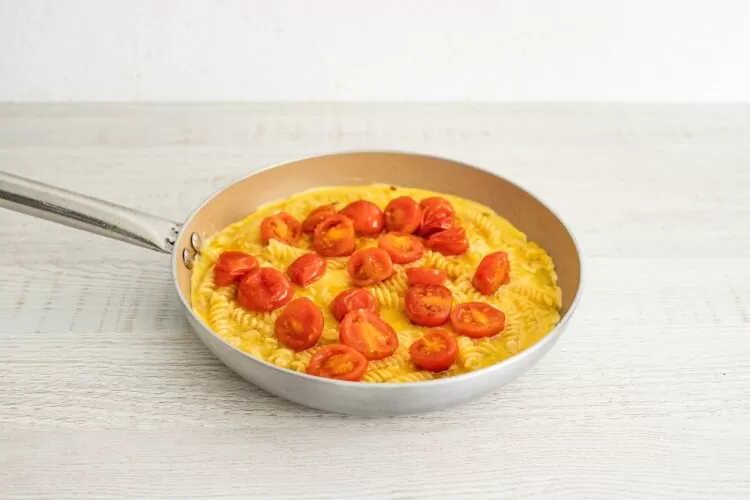 Frittata z makaronem warzywnym, pomidorami i ricottÄ… - Krok 5