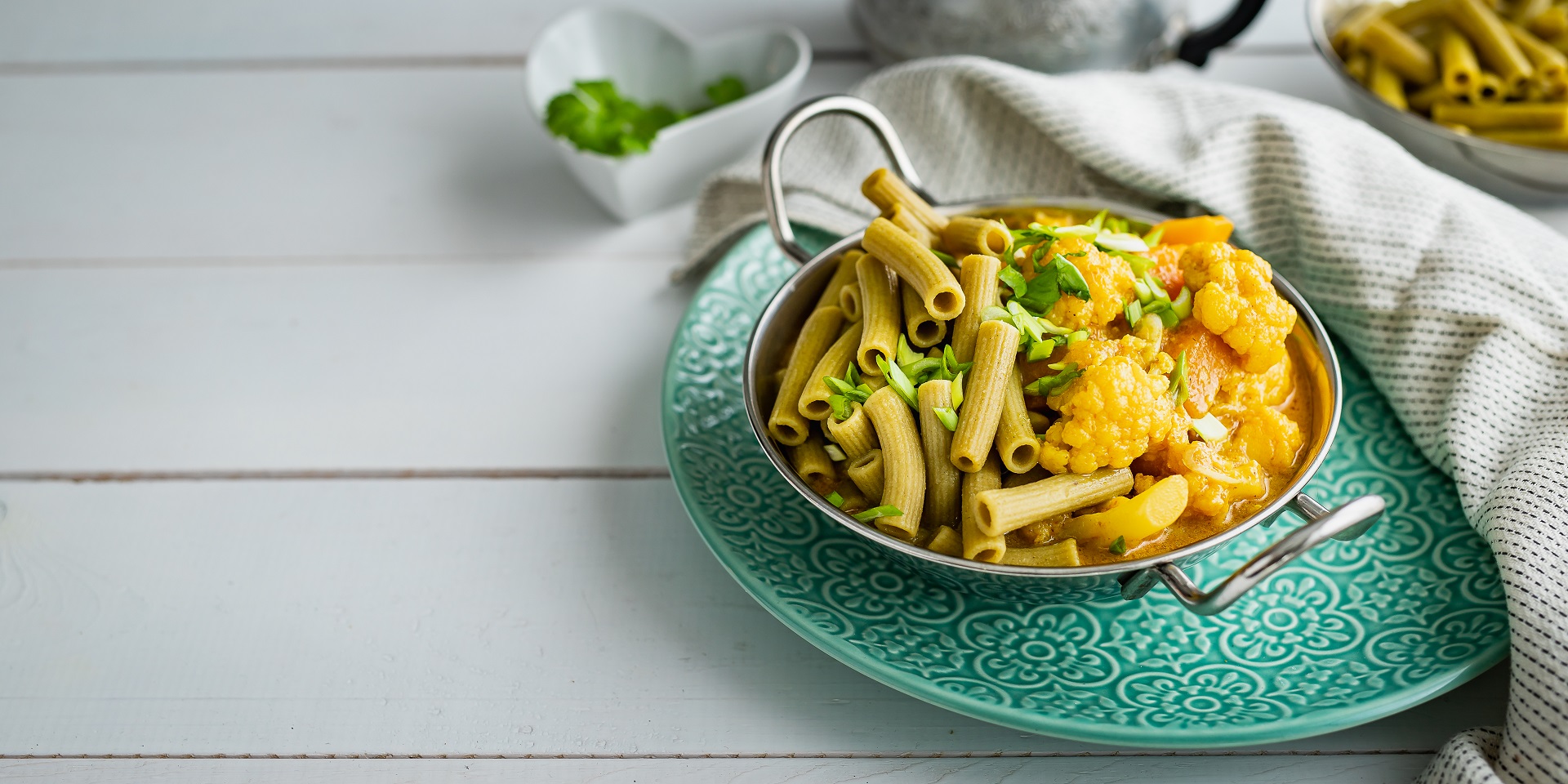 Żółte curry z dyni i kalafiora z makaronem z groszku i cukinii