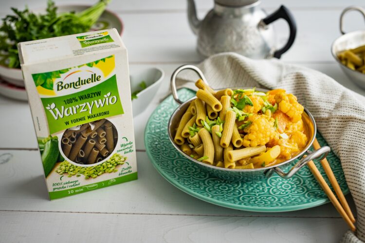 Żółte curry z dyni i kalafiora z makaronem z groszku i cukinii