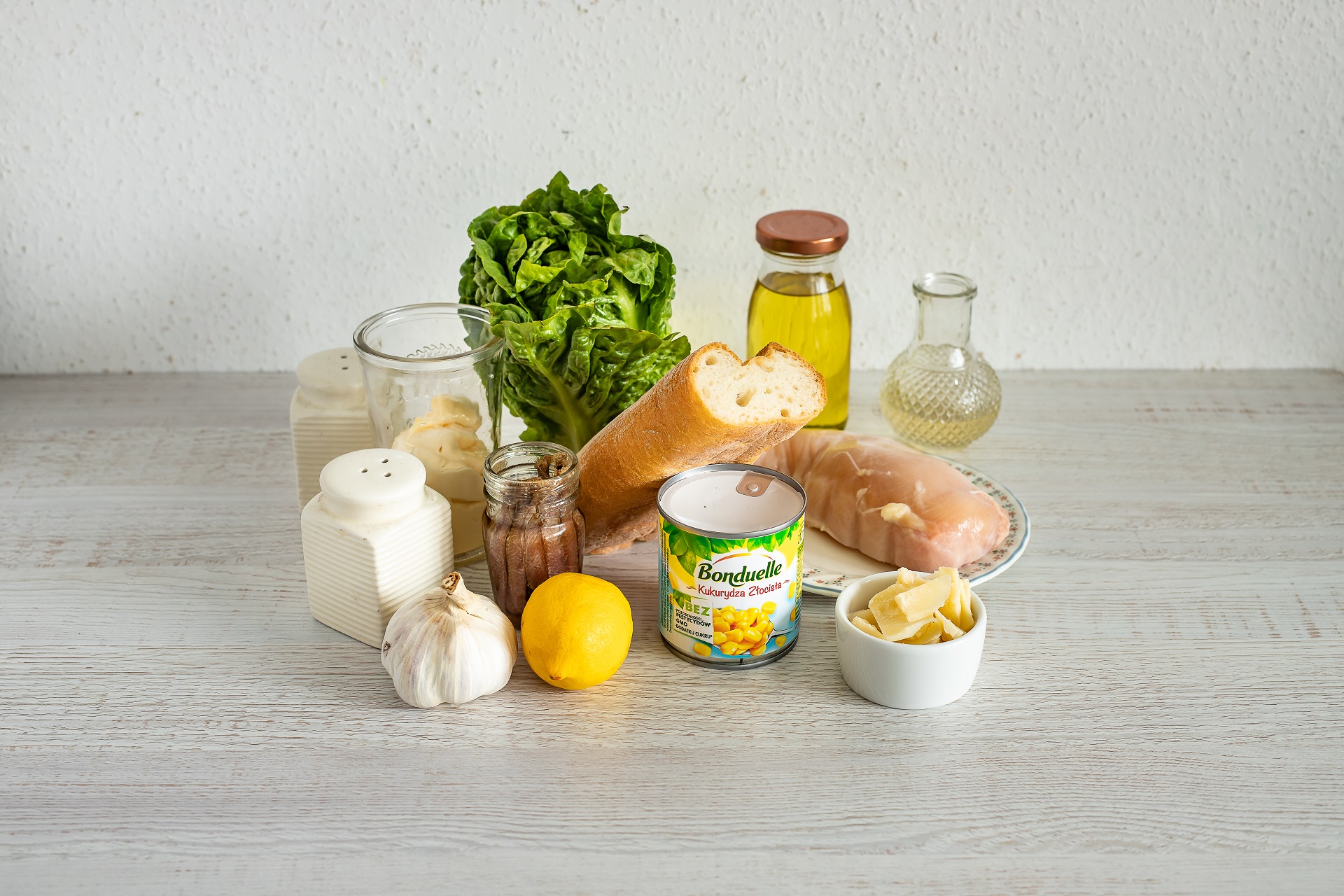 Składniki potrzebne do przepisu: świeże warzywa, zioła, pierś z kurczaka, konserwowa kukurydza, oliwa z oliwek i inne przyprawy.