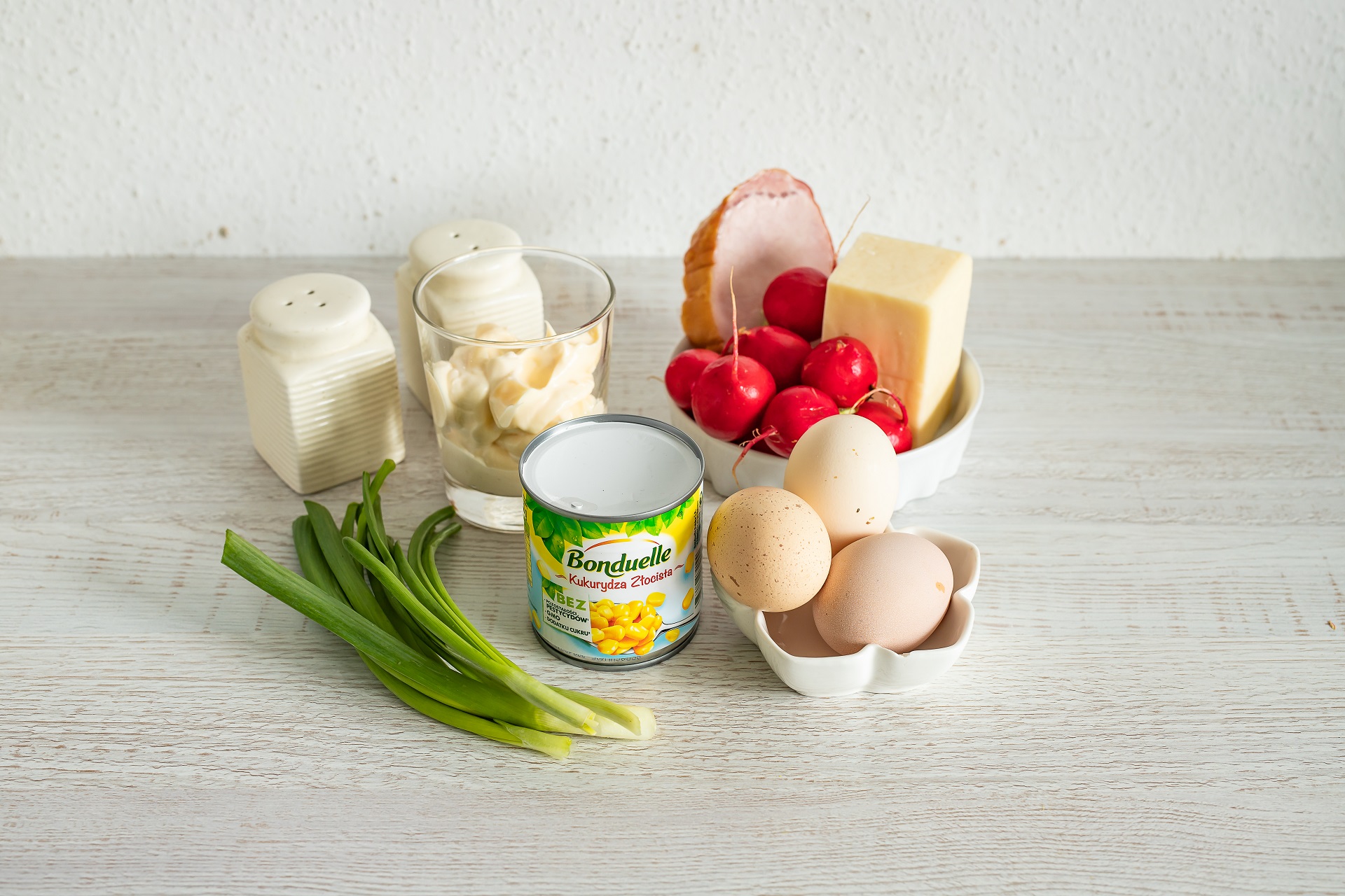 Warstwowa sałatka z szynką, serem i rzodkiewką - Składniki