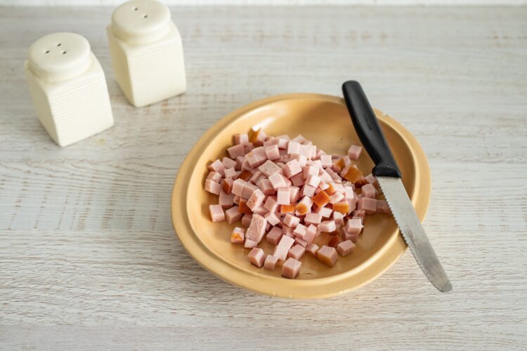 Warstwowa sałatka z szynką, serem i rzodkiewką - Krok 1