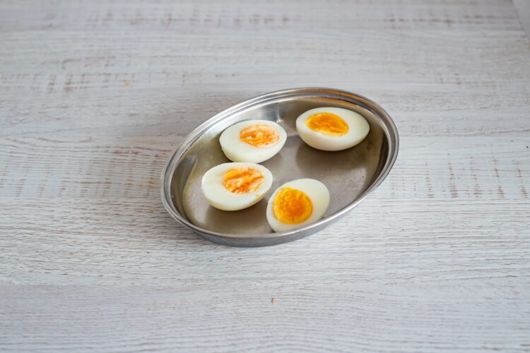 Warstwowa sałatka z szynką, serem i rzodkiewką - Krok 2