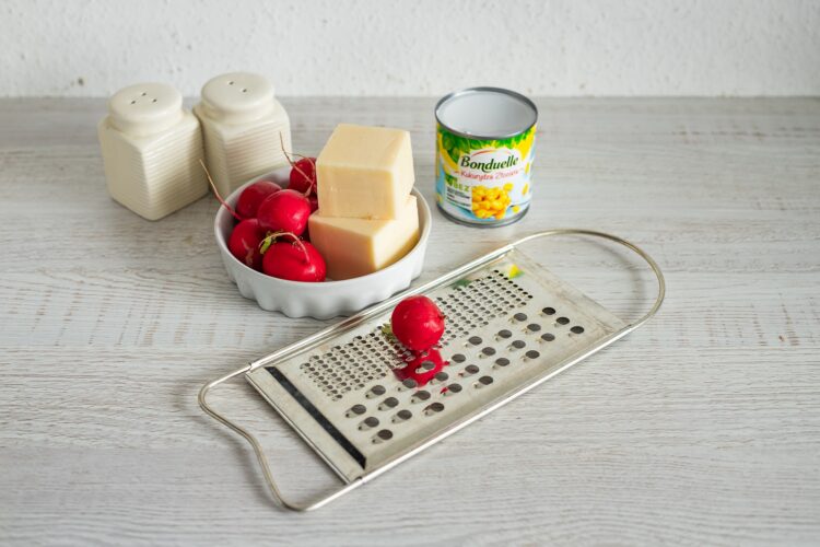 Warstwowa sałatka z szynką, serem i rzodkiewką - Krok 3