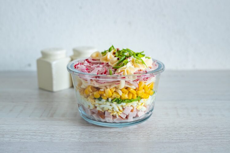 Warstwowa sałatka z szynką, serem i rzodkiewką - Krok 4