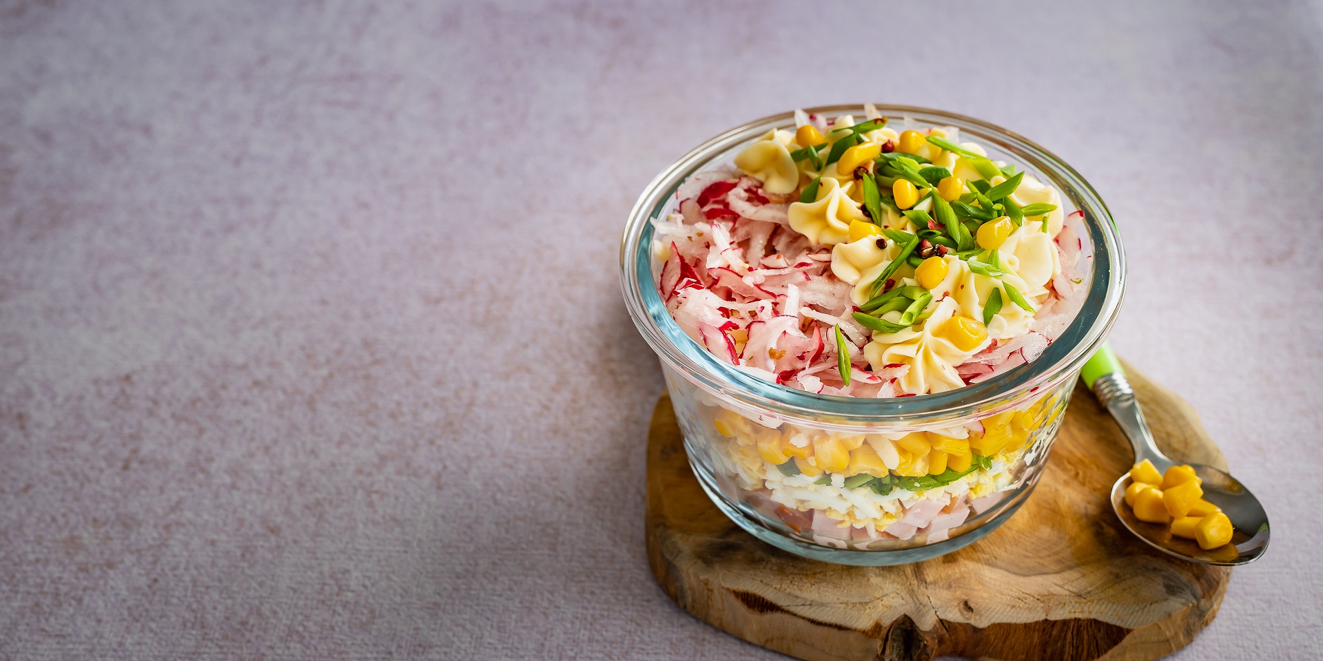 Warstwowa sałatka z szynką, serem i rzodkiewką