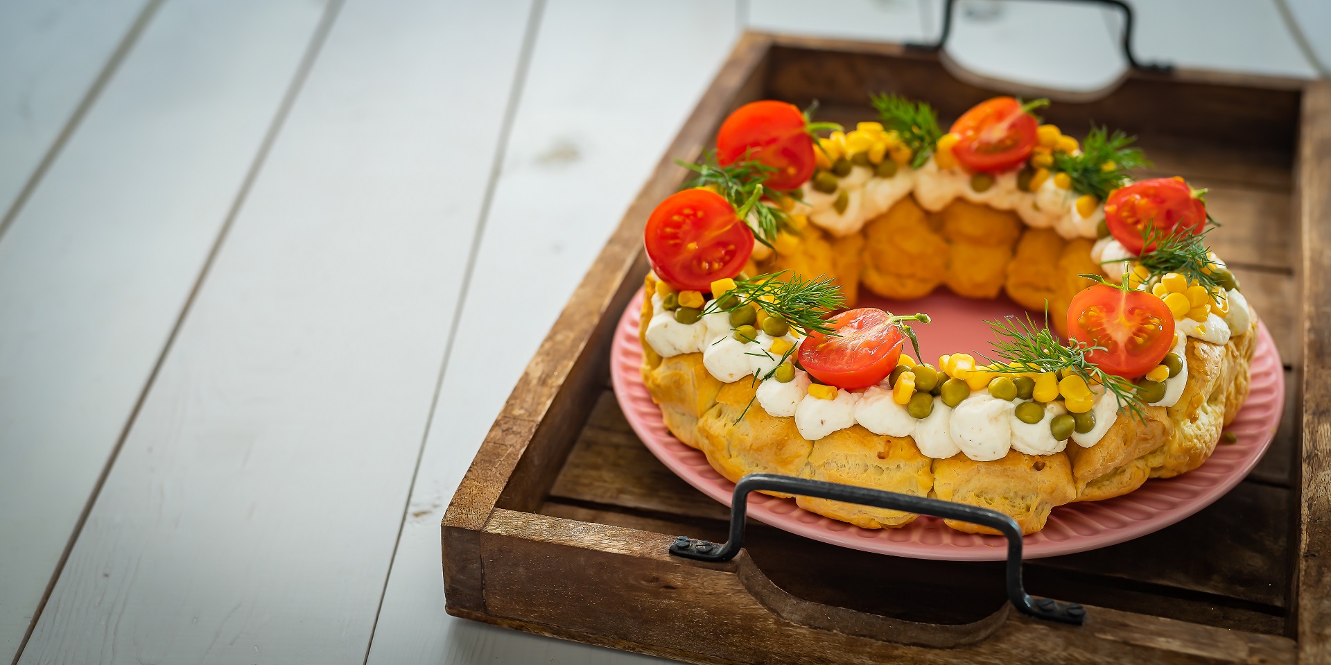 Wieniec ptysiowy z chrzanowym twarożkiem i warzywami