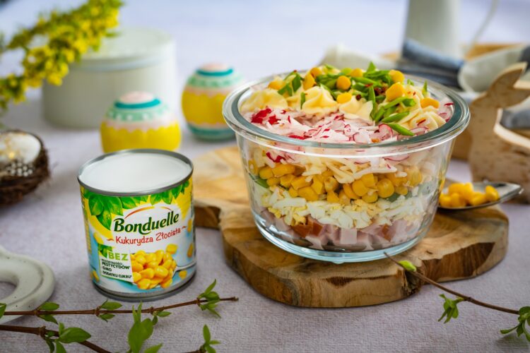 Warstwowa sałatka z szynką, serem i rzodkiewką 