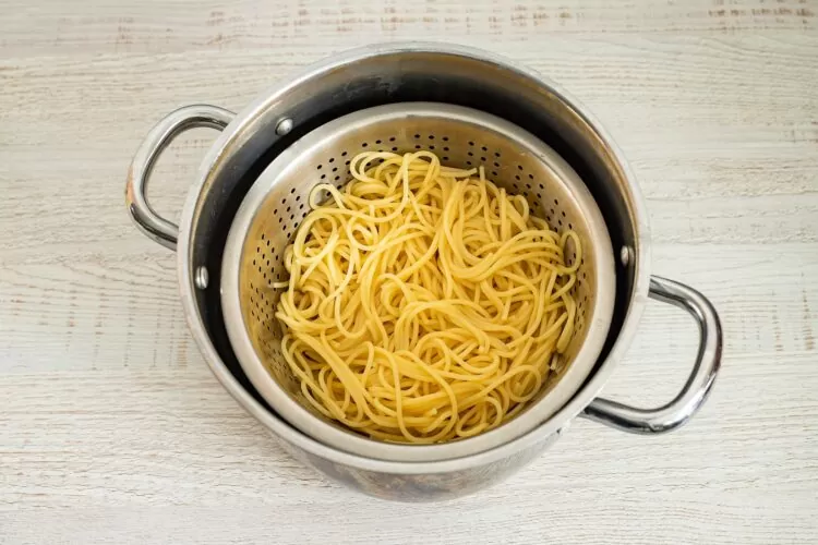 Spaghetti z cieciorką i szpinakiem - Krok 1