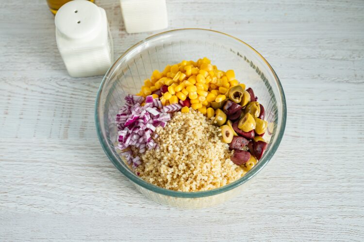 Meksykańska sałatka z quinoa z pomidorowym dressingiem - Krok 4