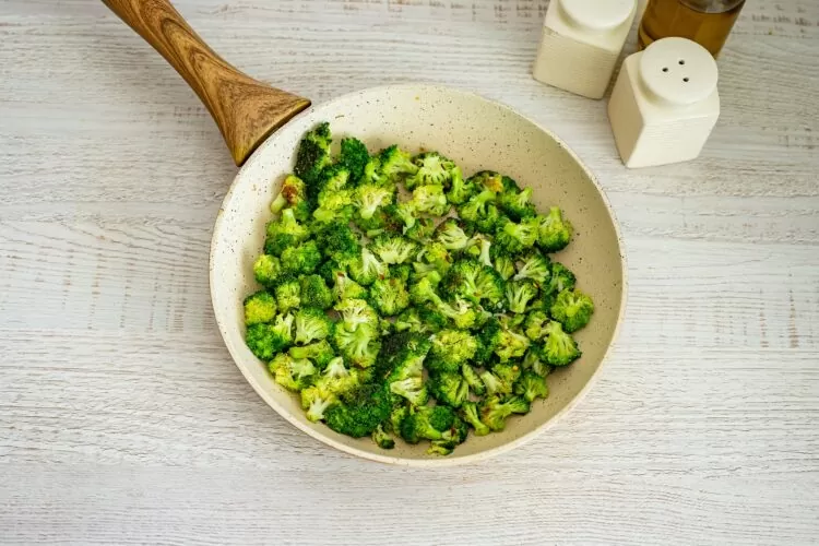 Sałatka z brokułów z kukurydzą, fetą i orzeszkami - Krok 2