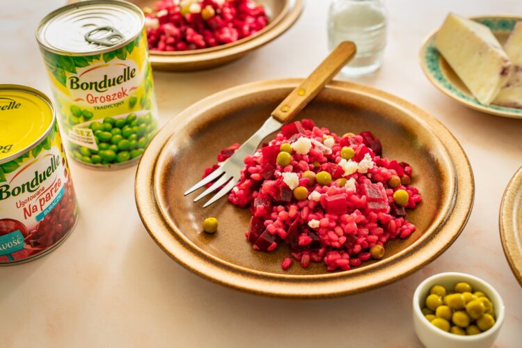 Kaszotto z buraczkami, groszkiem i kozim serem 