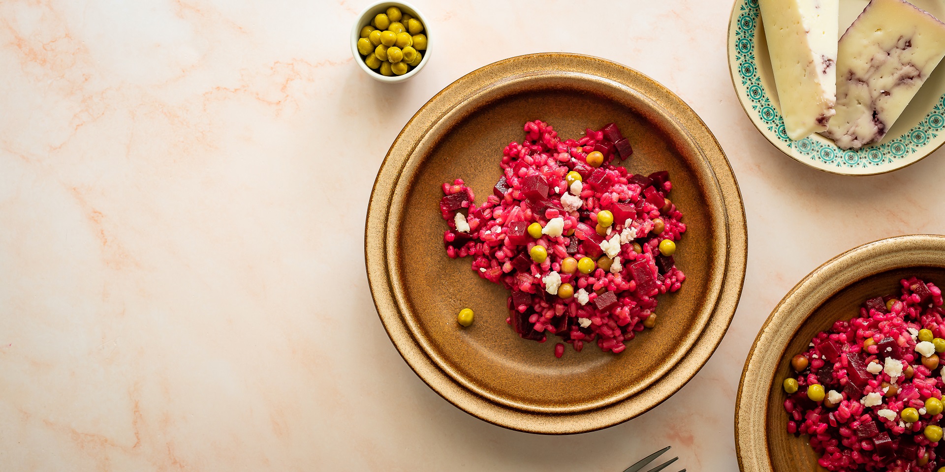 Kaszotto z buraczkami, groszkiem i kozim serem