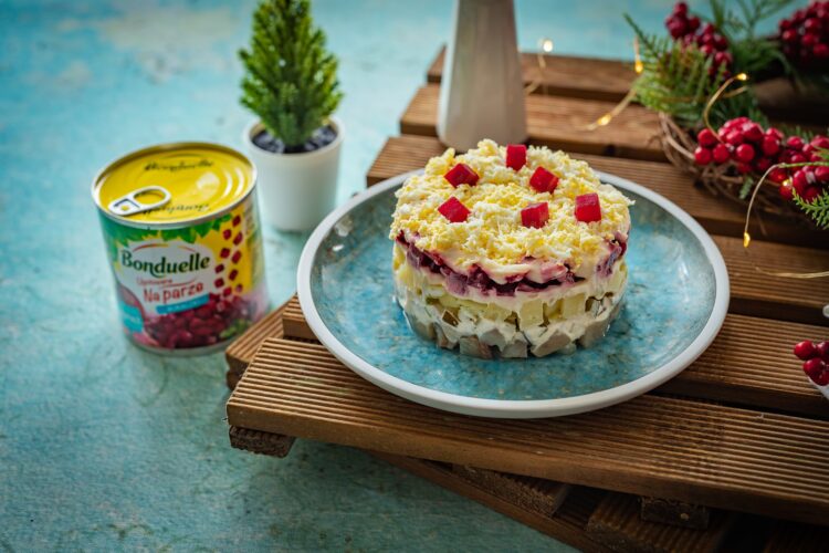 Śledź pod pierzynką z buraczkami i chrzanem 