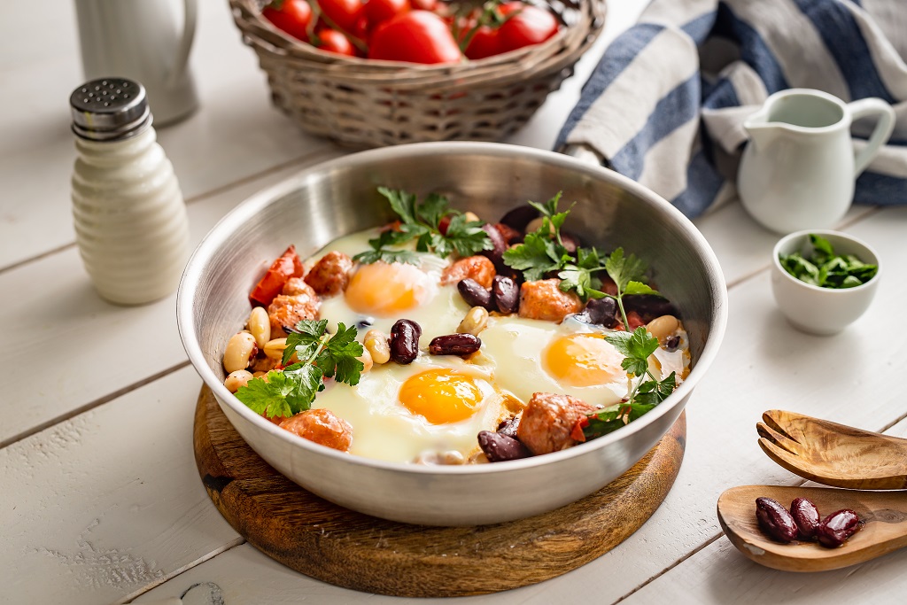 Szakszuka z białą kiełbasą i czerwoną fasolą