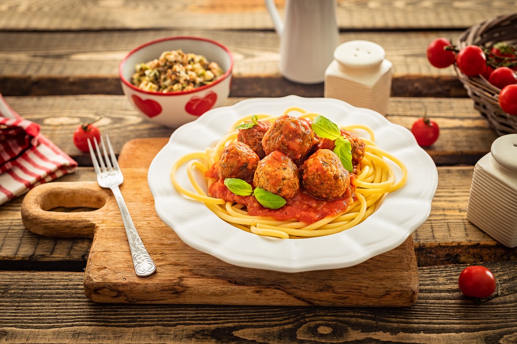 Gryczane klopsiki z borowikami w sosie pomidorowym