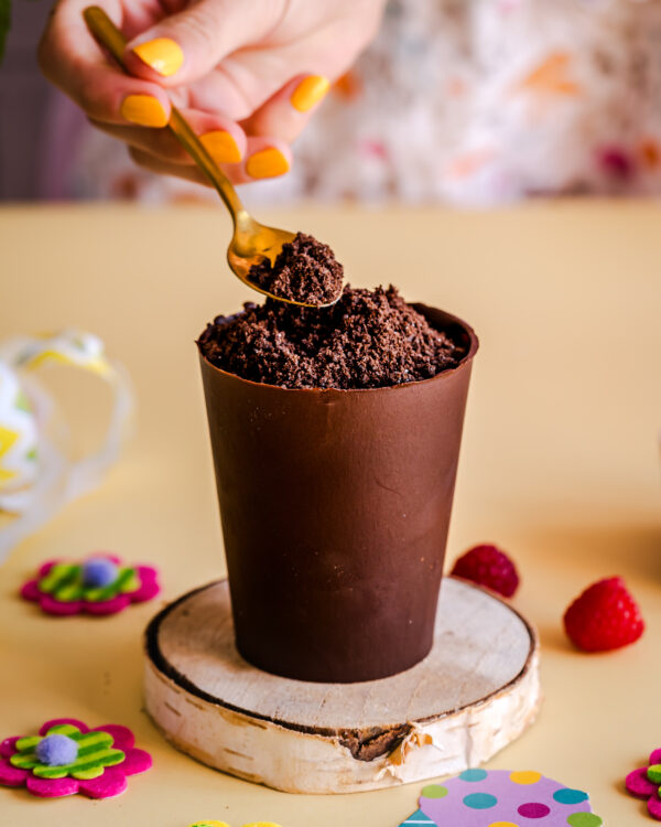 „Ziemia” do czekoladowych doniczek zrobiona z ciasteczek typu oreo.