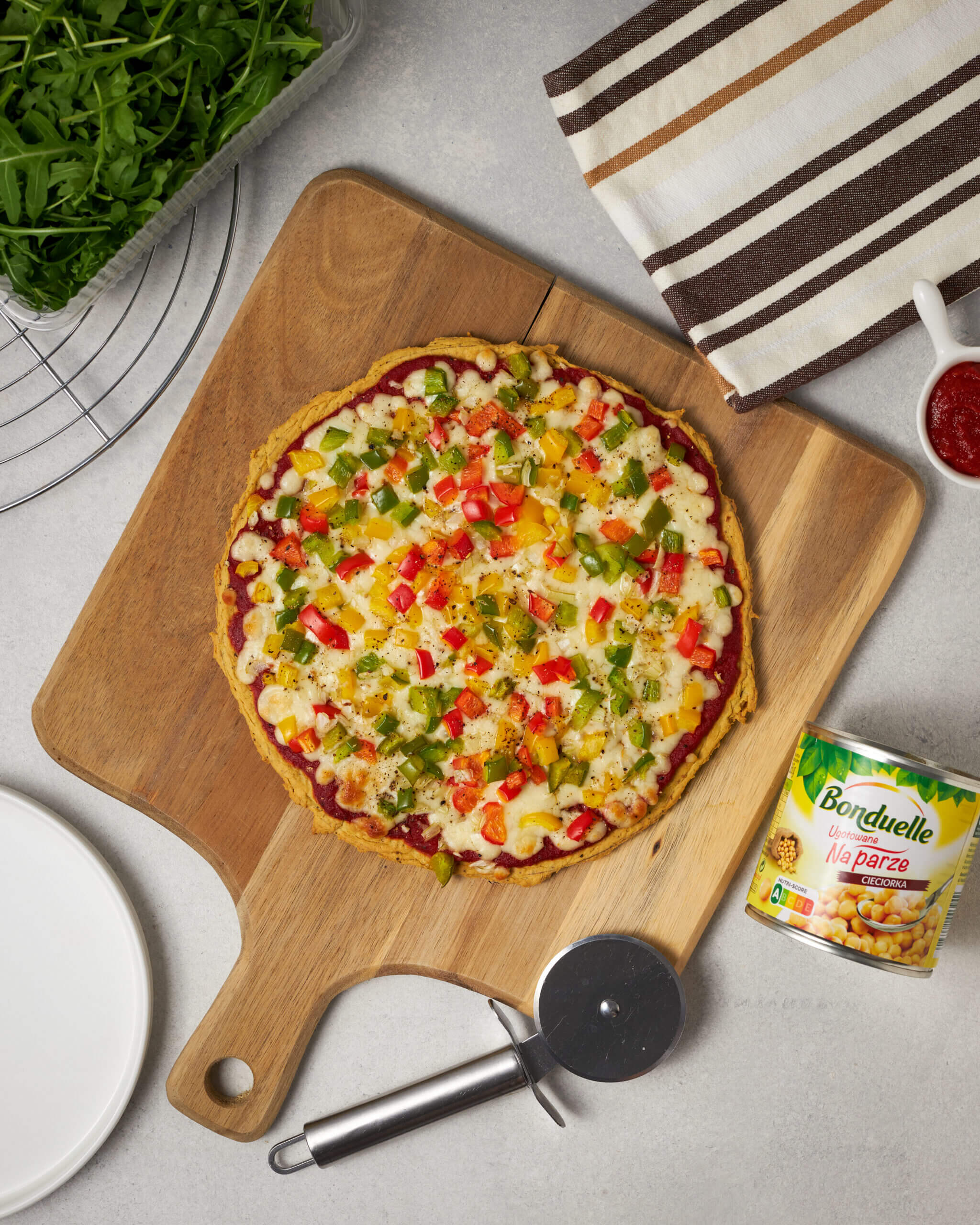 Pizza na spodzie z cieciorki z serem, papryką i sosem pomidorowym