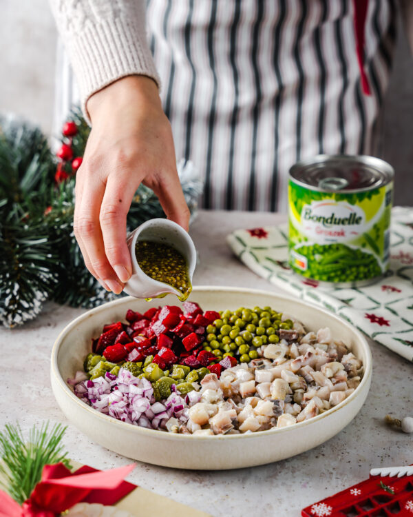 Dolewamy sos musztardowy do sałatki śledziowej z groszkiem i burakami