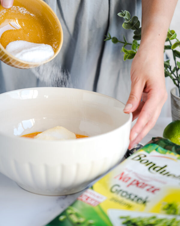 Wrzucanie erytrolu do miski z jajkami