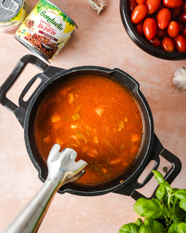 Blendowanie zupy pomidorowej