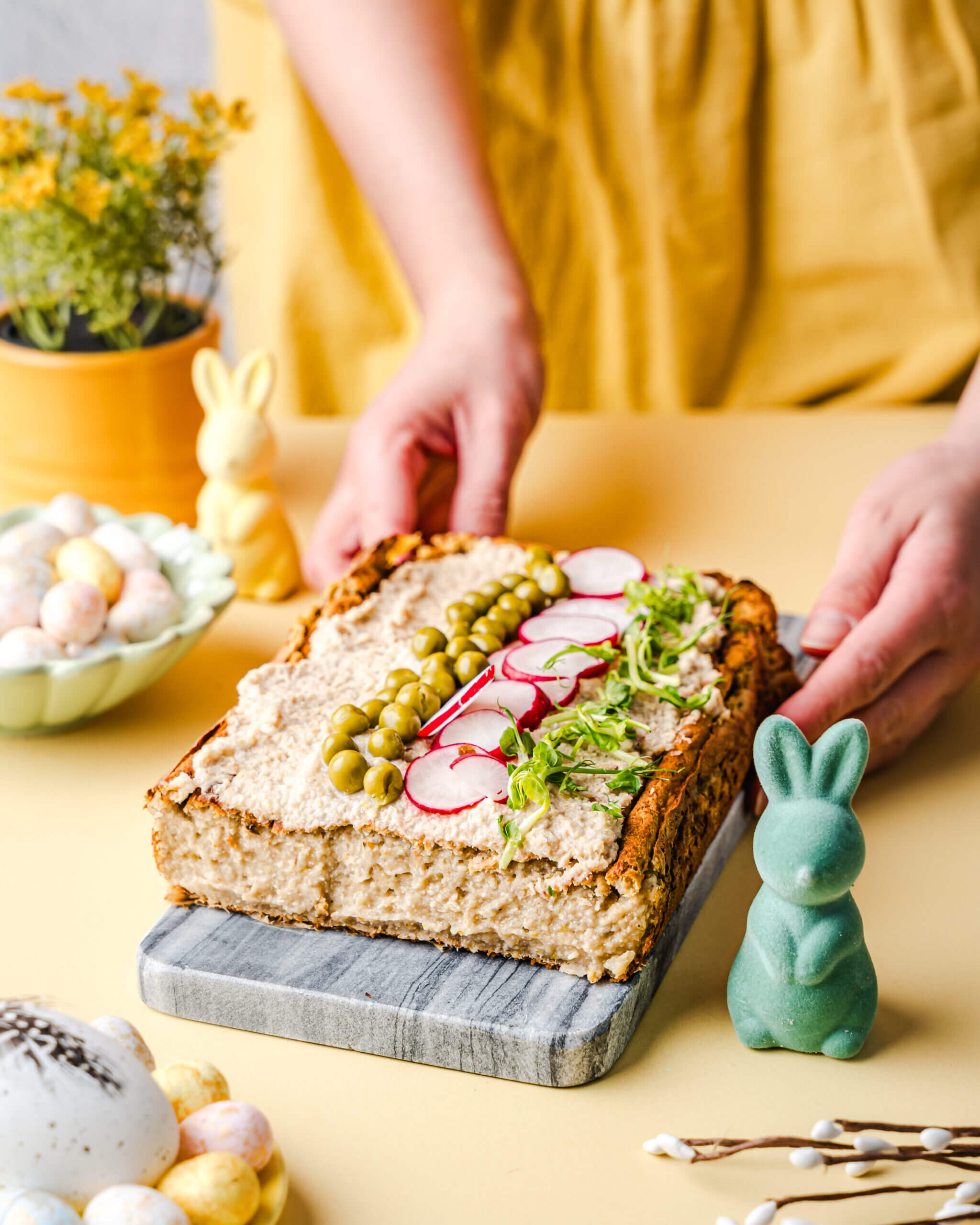 Udekorowany pasztet wielkanocny