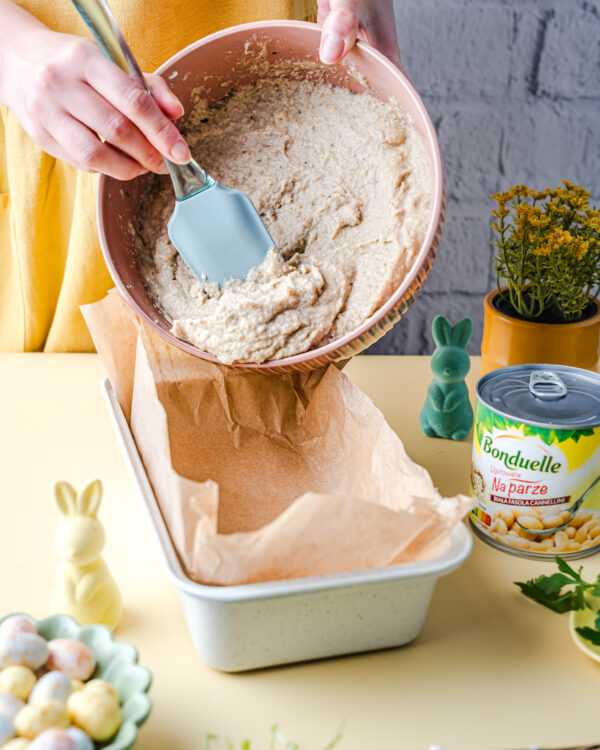 Wykładanie zblendowanych warzyw do keksówki