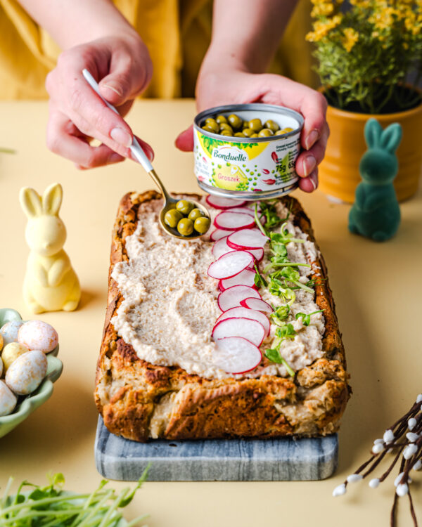 Dekorowanie wegetariańskiego pasztetu groszkiem i rzodkiewką