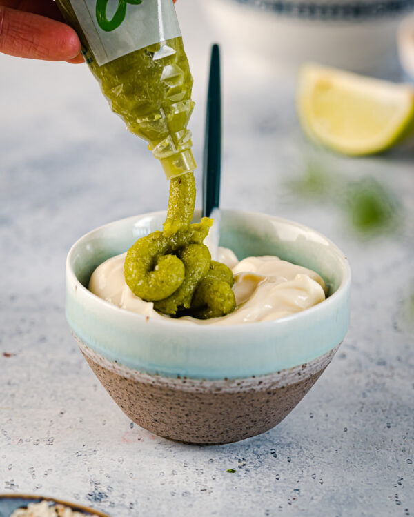 Tworzenie sosu do sushi bowla z majonezu, wasabi i soku z limonki.