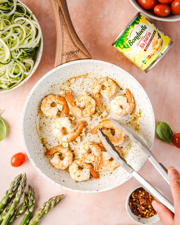 Podsmażanie krewetek na patelni.