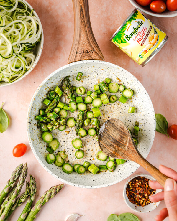 Podsmażanie szparagów na patelni.