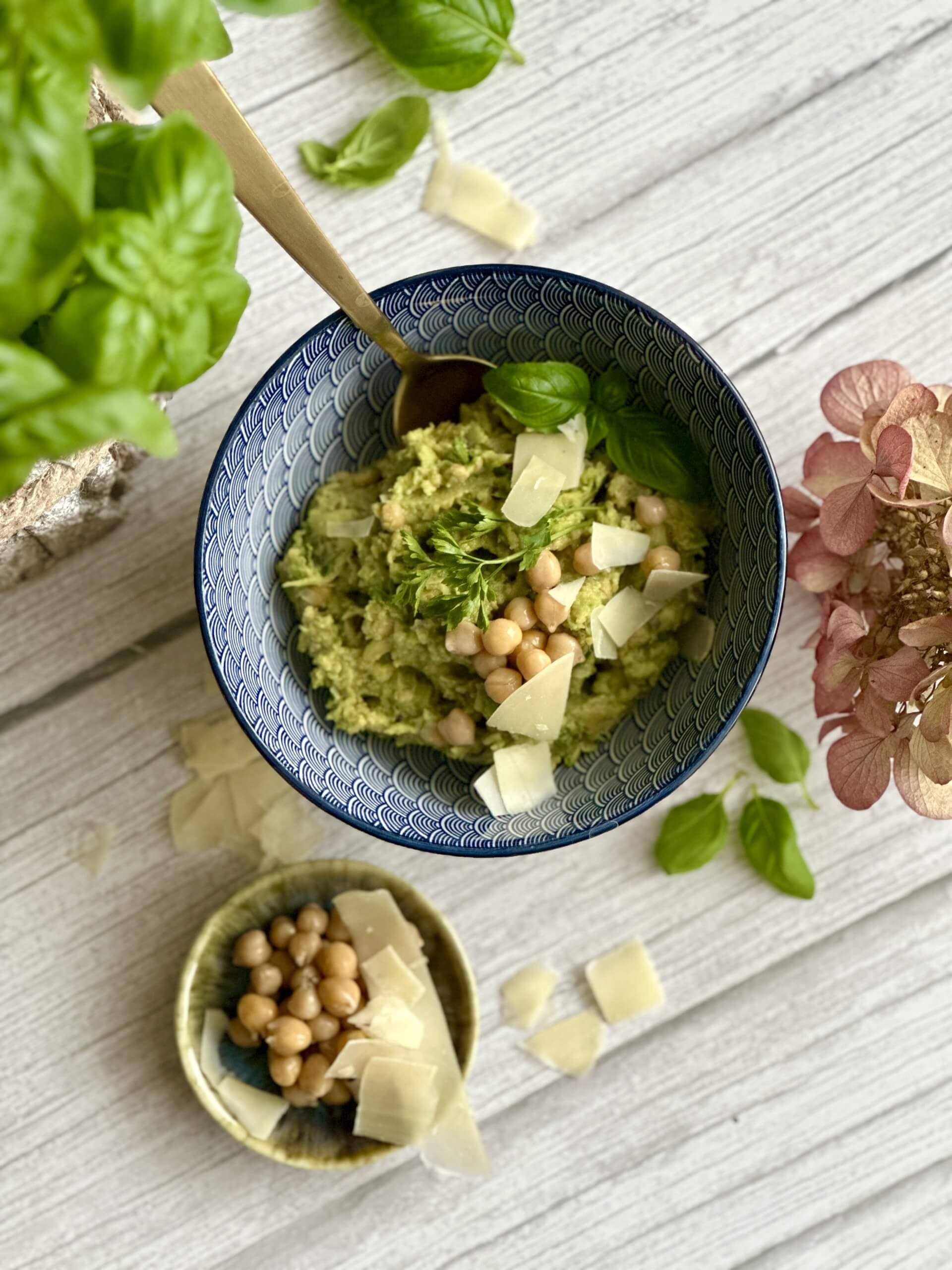Szybka pasta z awokado i ciecierzycy - zdjęcie