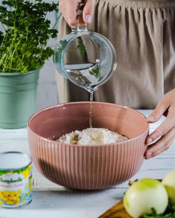 przygotowywanie farszu na pierogi - zdjęcie