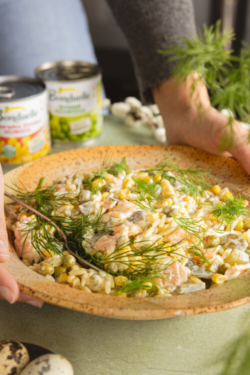 sałatka z makaronem orzo - zdjęcie